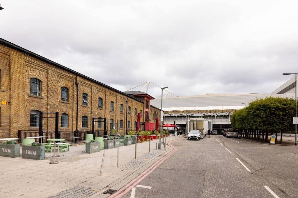 Wild Roses Serviced Apartments - Excel Warehouse 2 London Exterior photo
